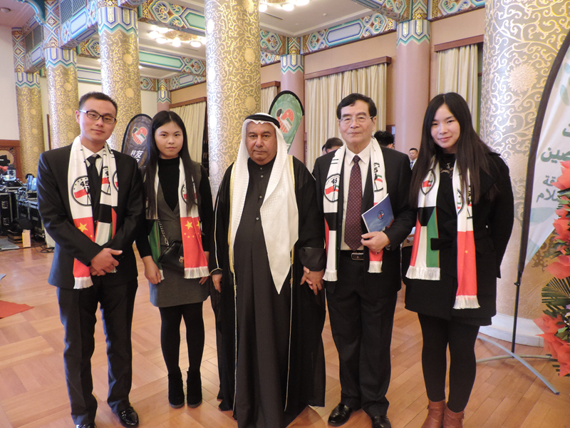 阿语系师生和科威特驻华大使祖维赫合影_副本.jpg